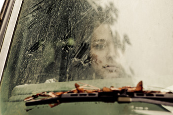 Frau im Auto bei Regen